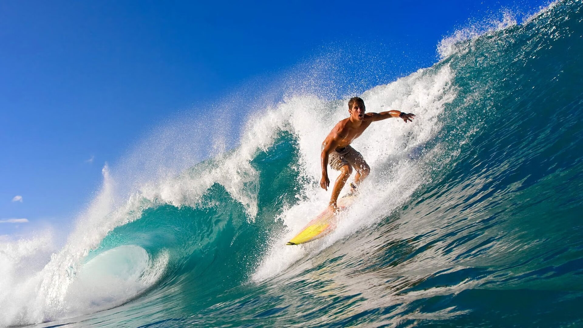 C罗训练结束后与球迷亲切互动，c罗刻苦训练